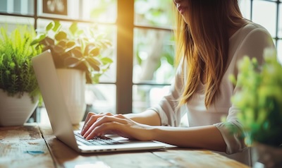 SEO Optimierung am laptop durch eine Agentur